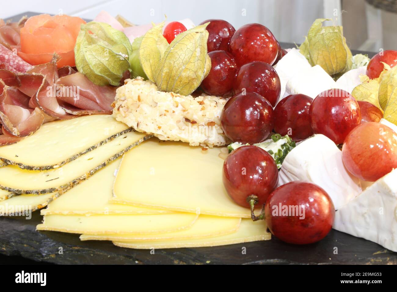 Restauration: Assiette froide avec fromage, jambon et raisins Banque D'Images