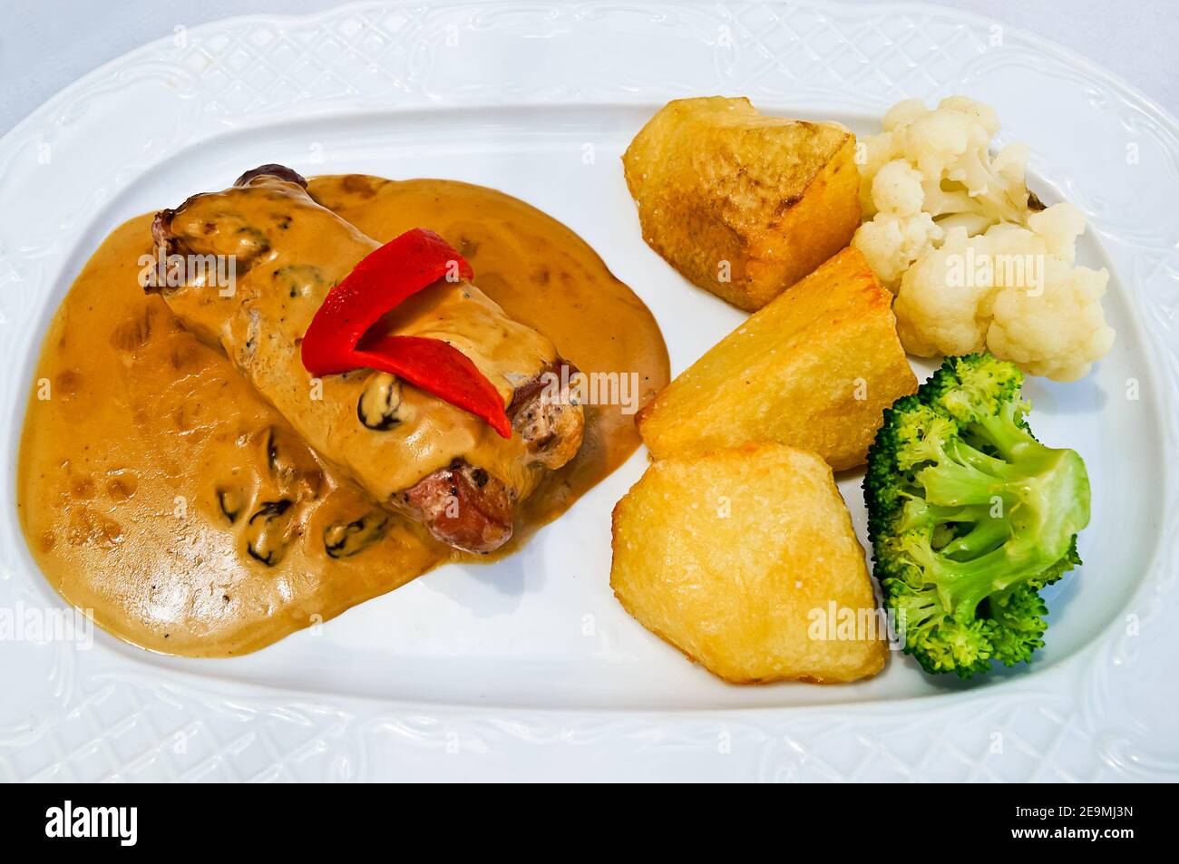 Gros plan de boeuf corné avec pommes de terre, brocoli et chou-fleur sur une assiette blanche Banque D'Images