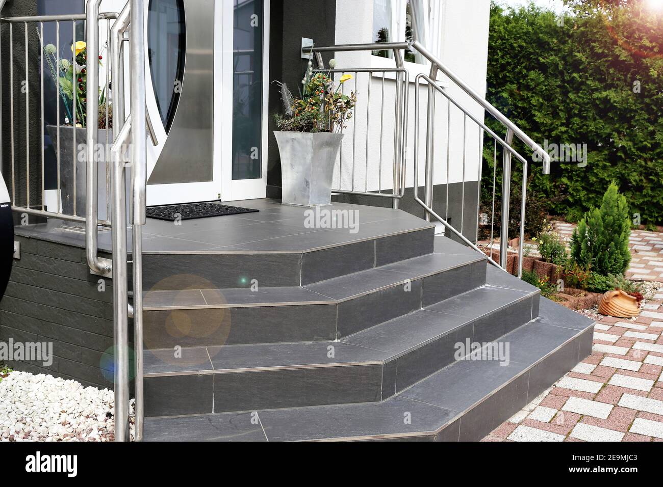 Bel escalier extérieur de haute qualité à l'entrée de une maison familiale Banque D'Images