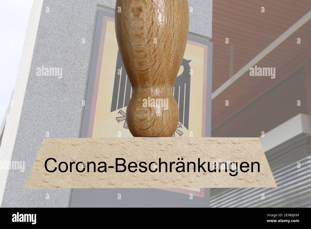 Image de symbole plainte constitutionnelle contre les ordonnances de corona: Au premier plan un timbre, en arrière-plan la Cour constitutionnelle fédérale (Bundes Banque D'Images