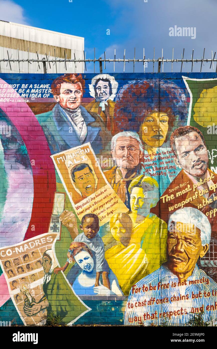 Royaume-uni, Irlande du Nord, Belfast, Falls Road, International wall murals politiques Banque D'Images