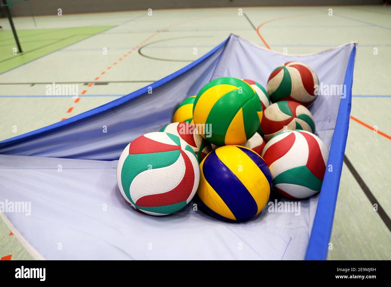 Image symbole : ballons de volley-ball dans le panier de volley-ball Photo  Stock - Alamy