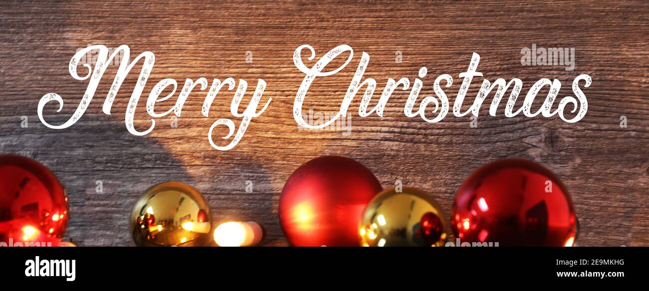Voeux de Noël avec texte anglais Joyeux Noël et boules de Noël Banque D'Images