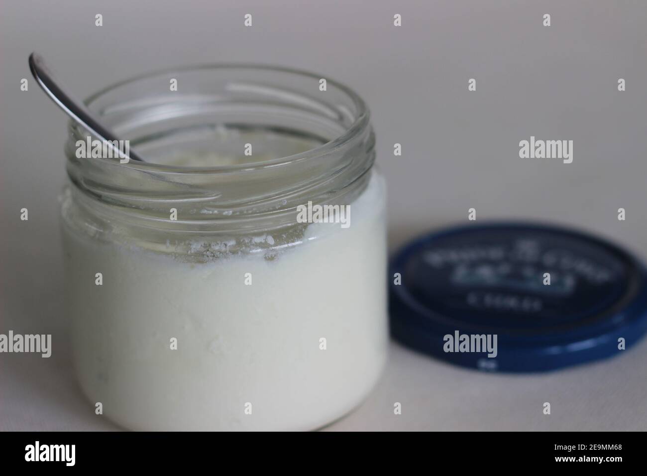 Mumbai, Maharashtra, Inde, février 05 2021 : caillé de la fierté des vaches caillé emballé dans une bouteille en verre. Il est fait à partir de lait pur avec toute la fraîcheur. Il Banque D'Images