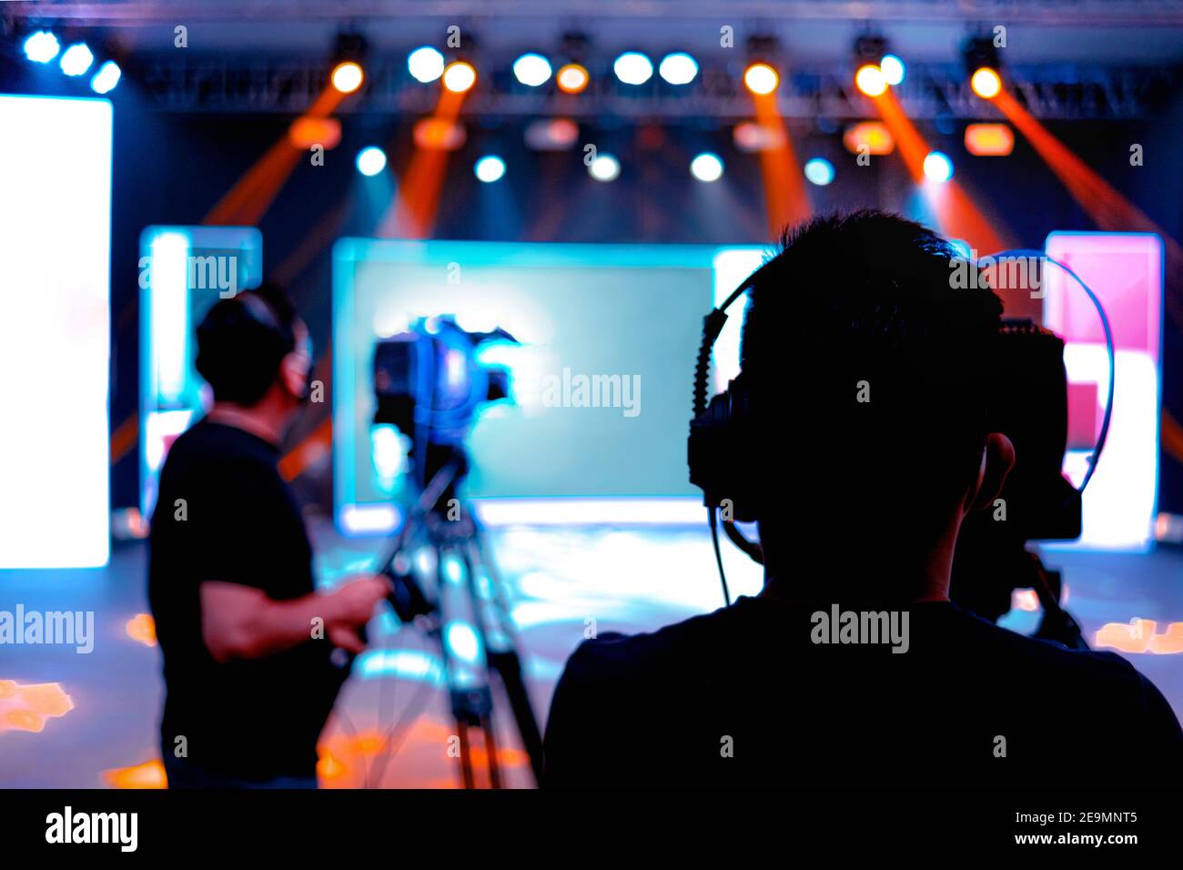 Caméraman professionnel - couvrant l'événement avec une vidéo, silhouette de caméraman sur les nouvelles de studio en direct, foyer sélectif Banque D'Images