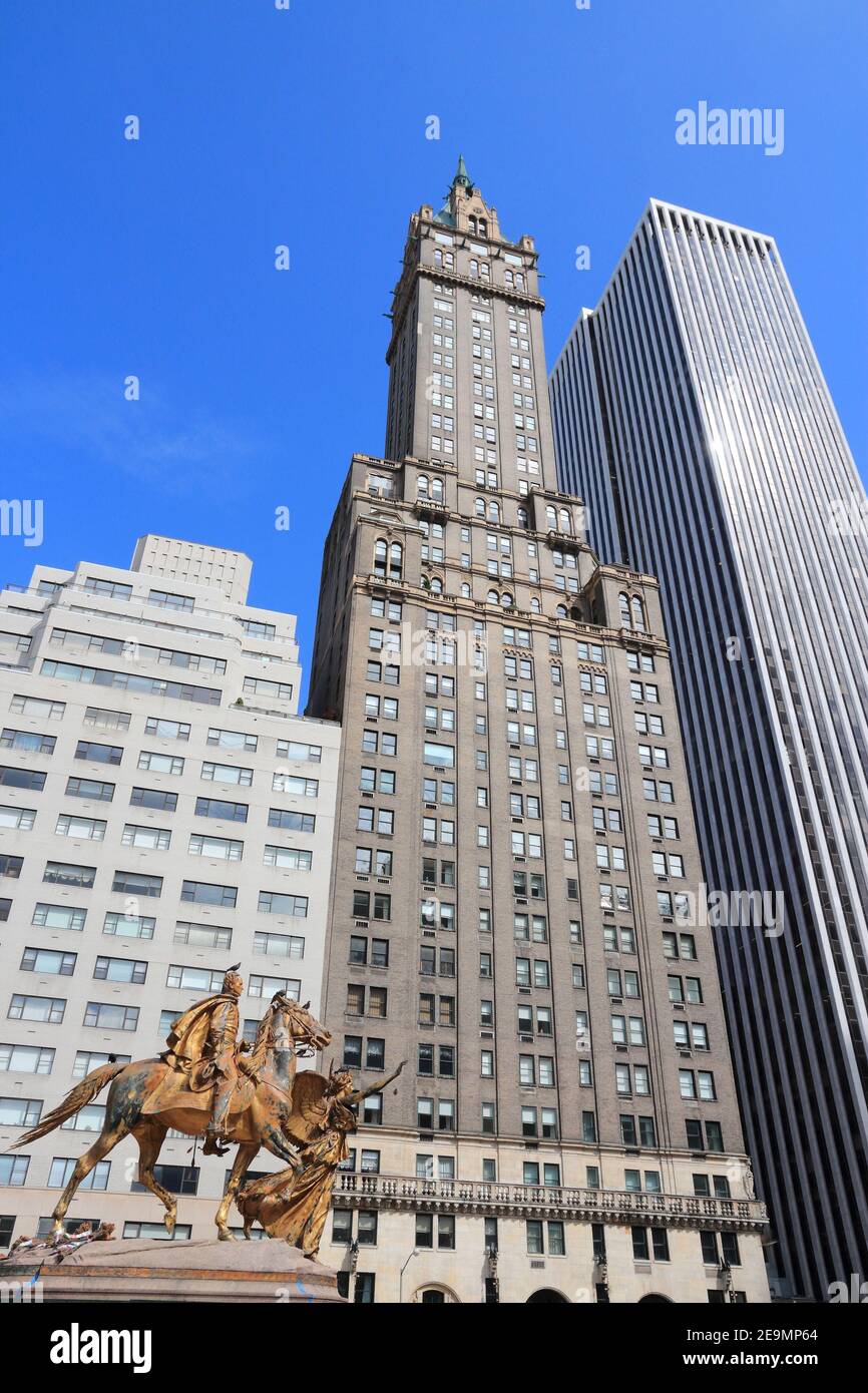 New YORK, États-Unis - 2 JUILLET 2013 : horizon de la cinquième Avenue à New York. C'est l'une des régions immobilières les plus chères du monde. Banque D'Images