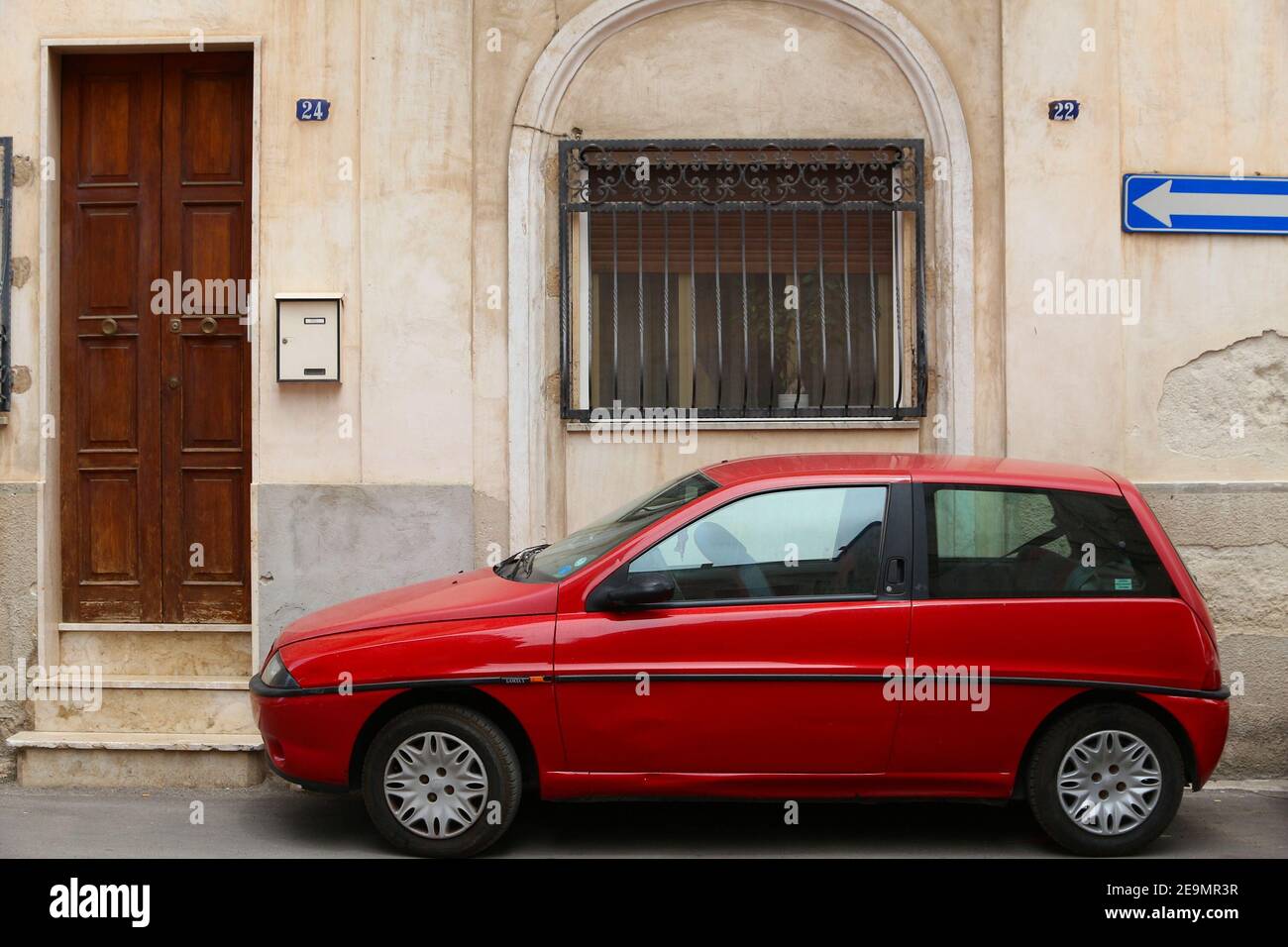 GROTTAGLIE, ITALIE - 3 JUIN 2017 : petite voiture italienne à hayon Lancia Ypsilon garée à Grottaglie, Italie. Il y a 41 millions de véhicules automobiles immatriculent Banque D'Images