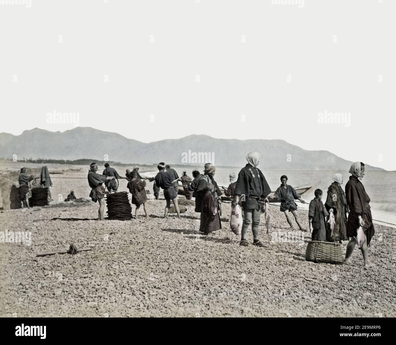 Photographie de la fin du XIXe siècle - pêcheur travaillant sur la plage, Japon Banque D'Images