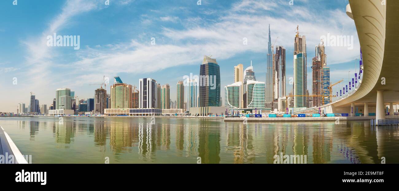 Dubaï, Émirats arabes unis - Mars 29, 2017 : l'horizon avec le pont sur le canal et le centre-ville et tour Burj Khalifa. Banque D'Images