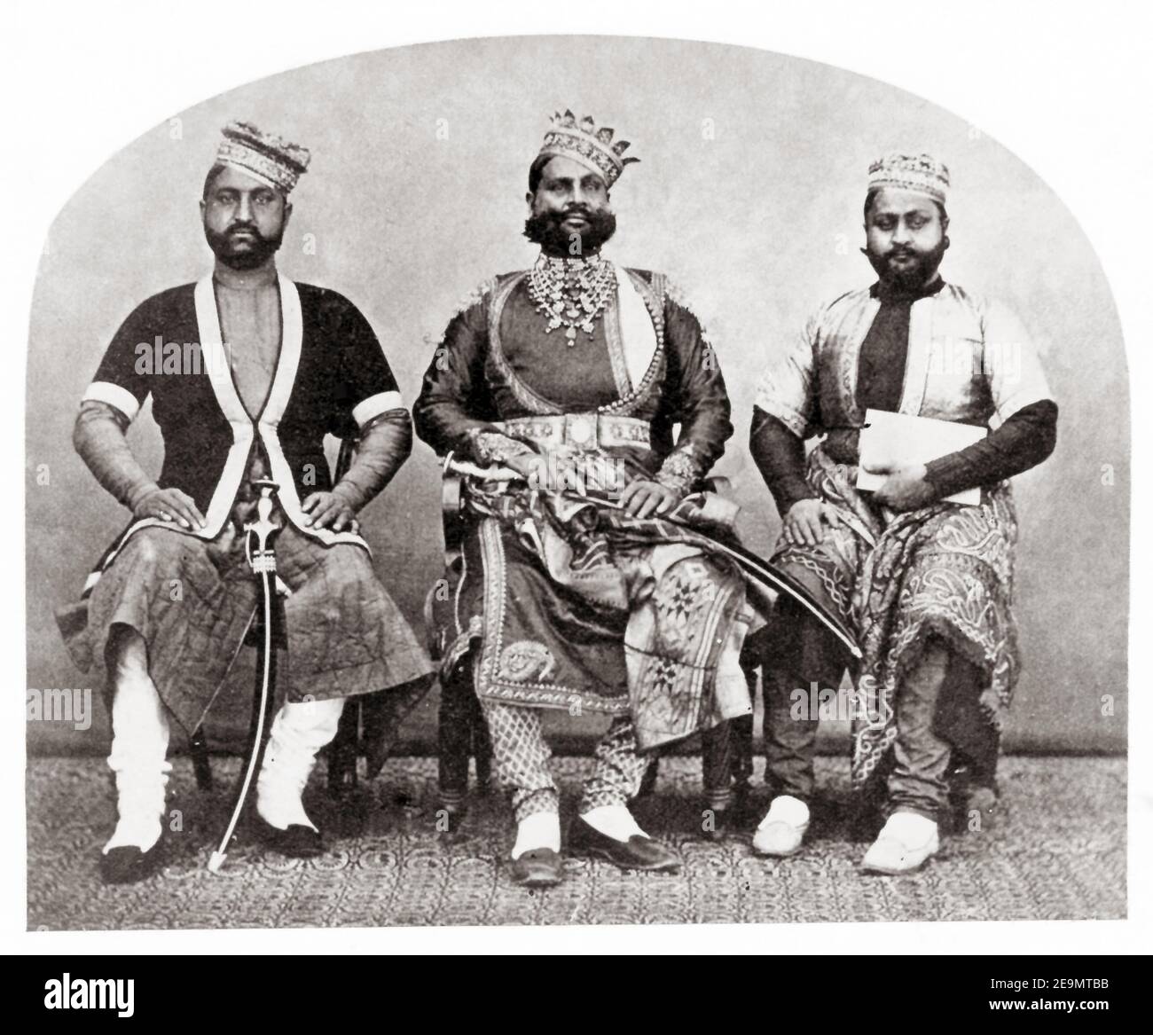 Photographie de la fin du XIXe siècle - Nawab de Jowrah et ses neveux, Inde des années 1860 Banque D'Images