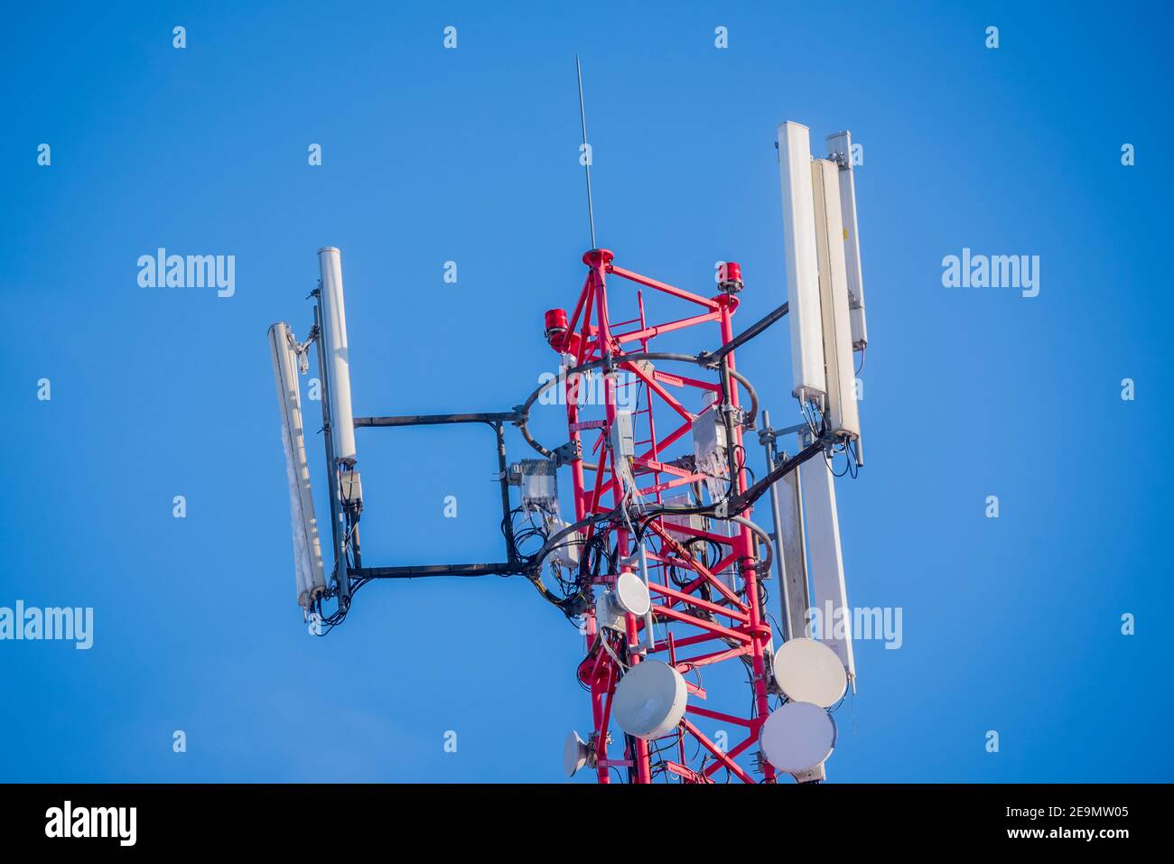 BABITE, LETTONIE. 31 janvier 2021. Photo à mise au point sélective. Antenne réseau radio de téléphone mobile intelligent 5G sur la tour. Banque D'Images