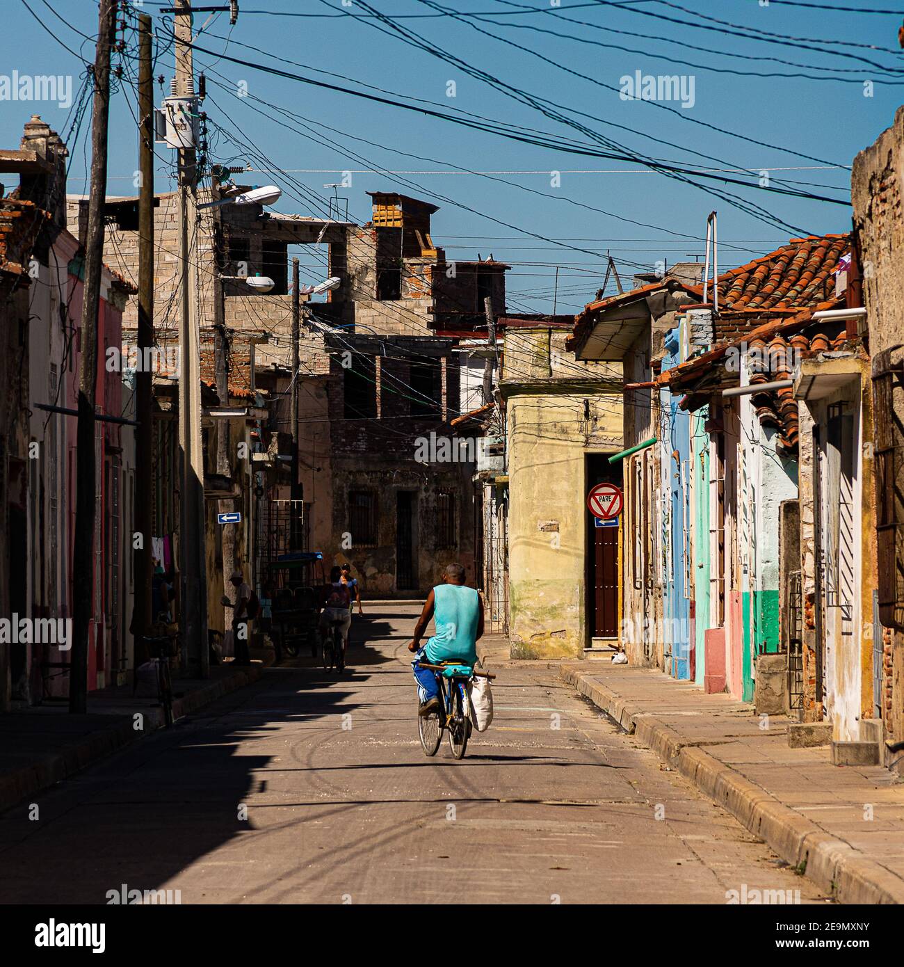 Un homme à vélo dans la rue de Camagüey, Cuba Banque D'Images