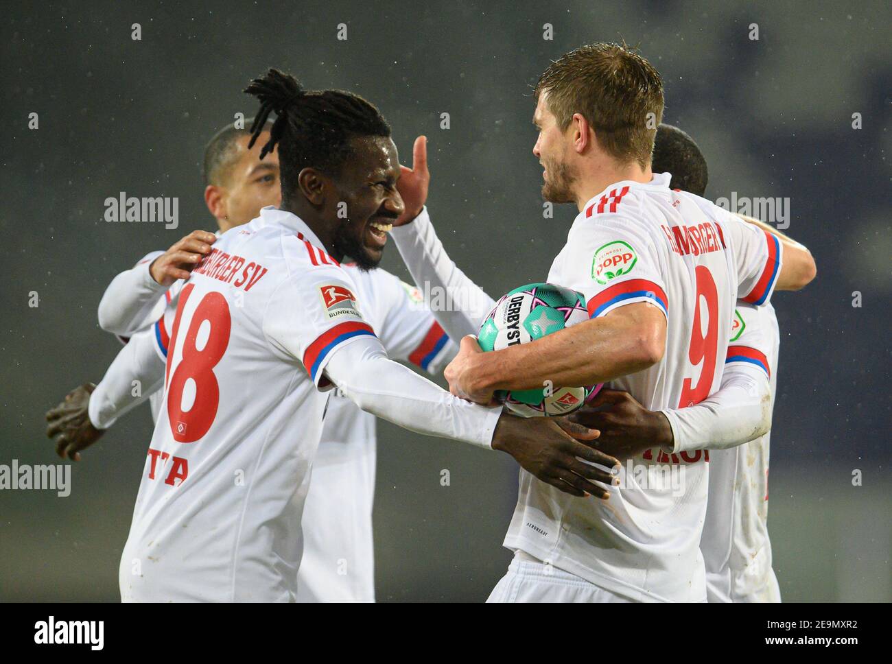 05 février 2021, Saxe, Aue: Football: 2. Bundesliga, FC Erzgebirge Aue - Hamburger SV, Matchday 20, à Erzgebirgsstadion. Simon Terodde de de Hambourg (2e à partir de la droite) célèbre après son objectif de faire 0:1 avec Jan Gyamerah (l-r), Bakery Jatta et David Kinsombi. Photo: Robert Michael/dpa-Zentralbild/dpa - NOTE IMPORTANTE: Conformément aux règlements de la DFL Deutsche Fußball Liga et/ou de la DFB Deutscher Fußball-Bund, il est interdit d'utiliser ou d'utiliser des photos prises dans le stade et/ou du match sous forme de séquences et/ou de séries de photos de type vidéo. Banque D'Images