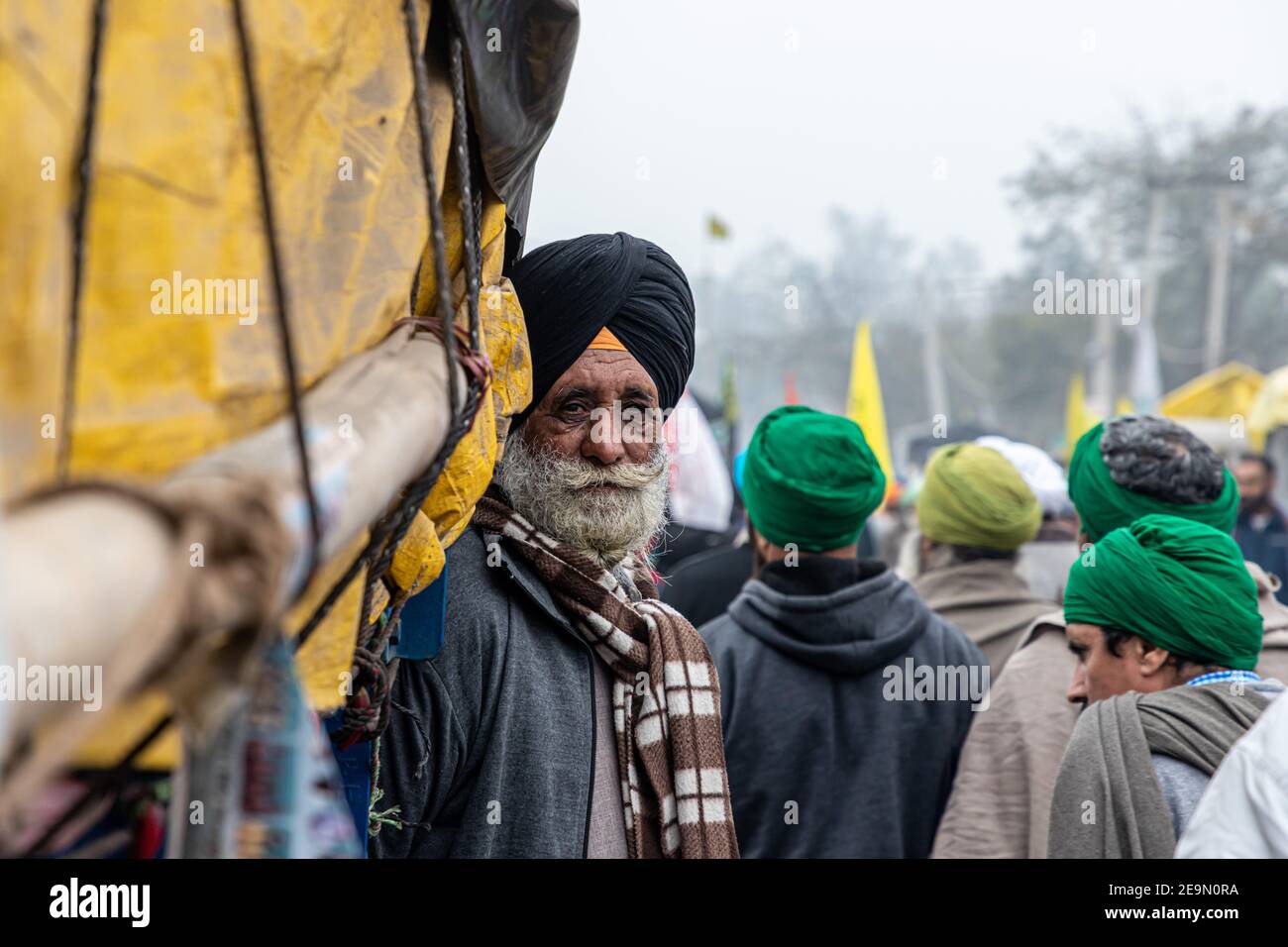 un portrait d'un agriculteur sikh pendant la manifestation des agriculteurs à la frontière du singhu Banque D'Images