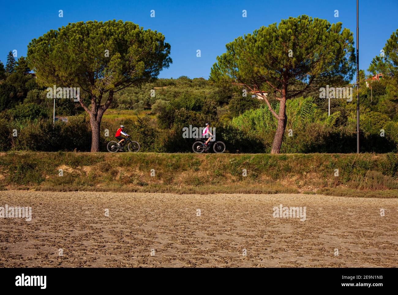 Strunian, Slovénie - septembre 19 : vélo tout-terrain cyclistes à cheval sur la piste de campagne à côté des salins de Strunjan le 19 septembre 2020 Banque D'Images