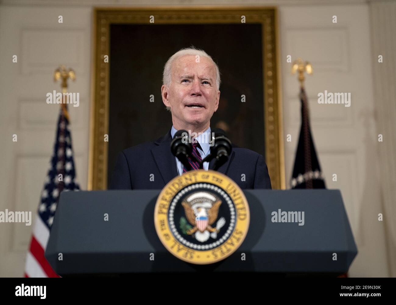 Washington, États-Unis. 05 février 2021. Le président Joe Biden a parlé de l'économie dans la salle à manger de la Maison Blanche à Washington le vendredi 5 février 2021. Photo de piscine par Stefani Reynolds/UPI crédit: UPI/Alay Live News Banque D'Images