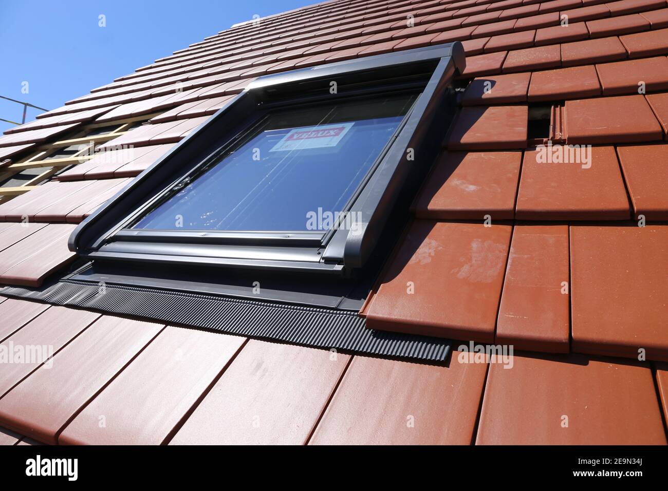 Nouvelle fenêtre de toit de la célèbre fabrication „Velux“ sur un nouveau  toit en tuiles (Mutterstadt Allemagne, 06 mai 2020 Photo Stock - Alamy