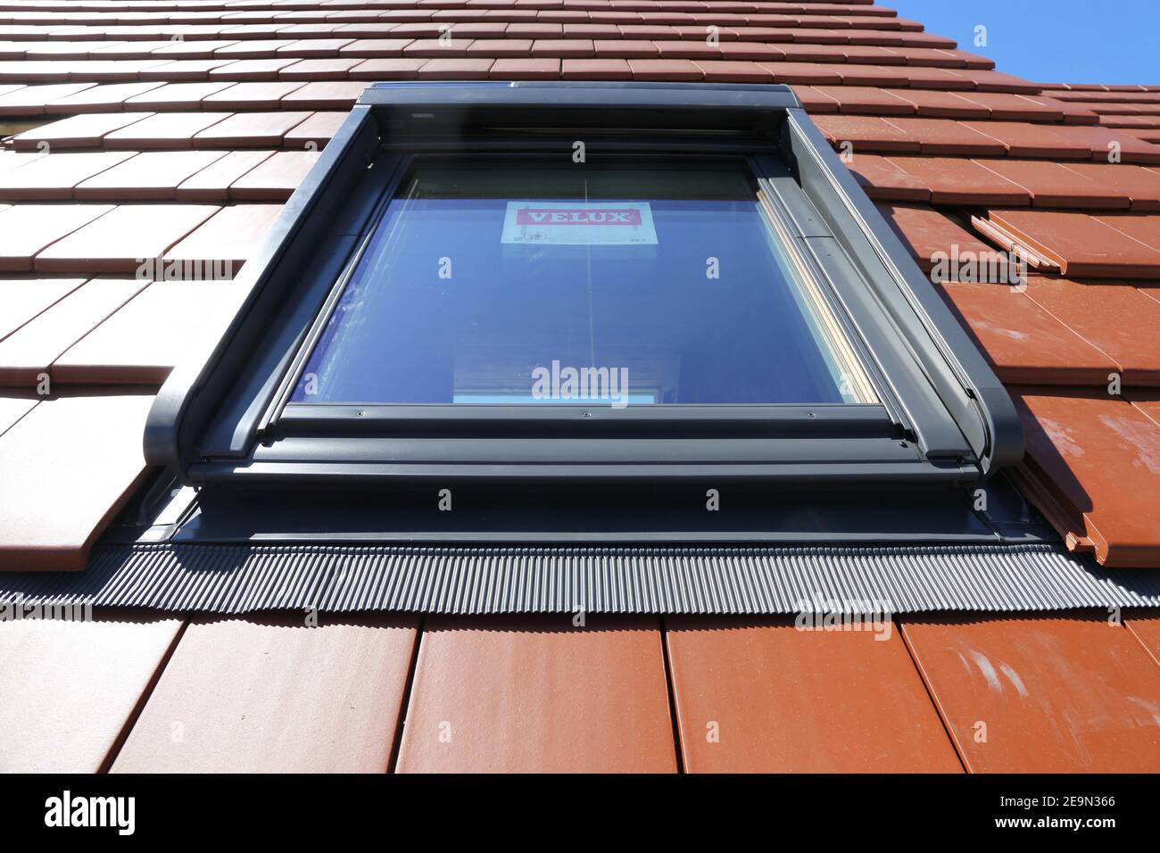 Nouvelle fenêtre de toit de la célèbre fabrication „Velux“ sur un nouveau  toit en tuiles (Mutterstadt Allemagne, 06 mai 2020 Photo Stock - Alamy