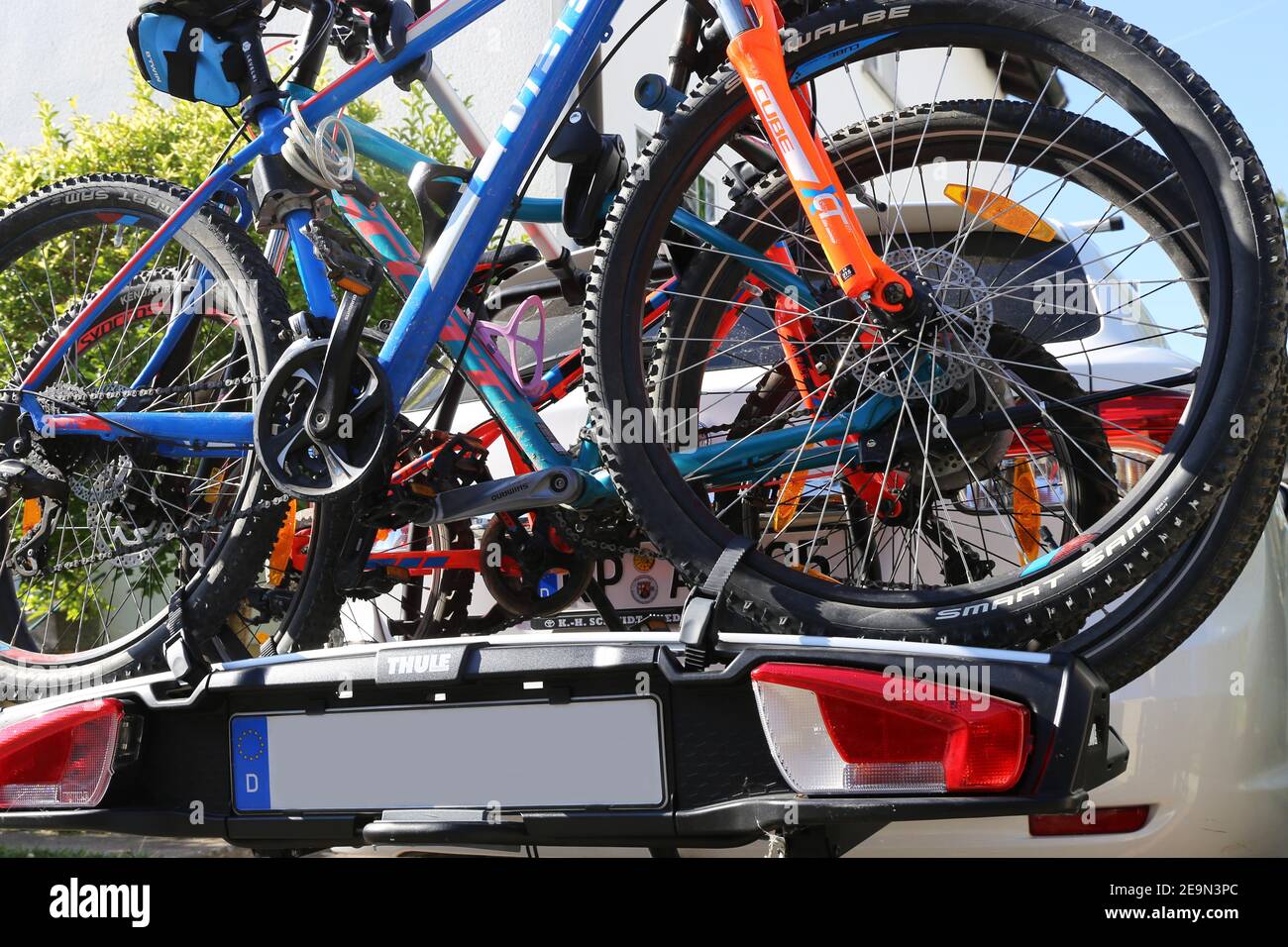 Vélos de montagne sur le porte-vélos arrière (Mutterstadt, Allemagne, 16 septembre 2019) Banque D'Images