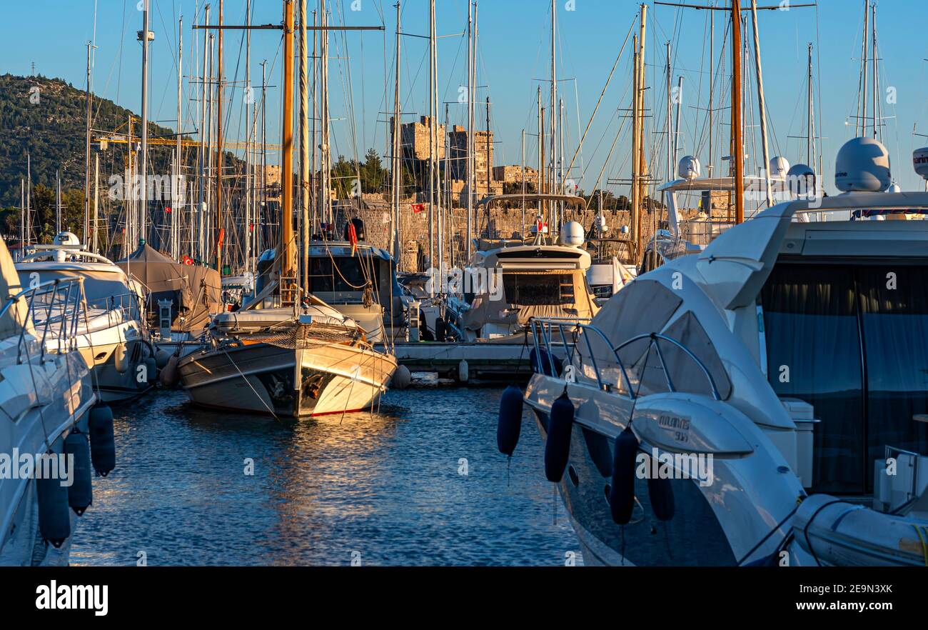 01.19.2021, Mugla, Turquie, vue sur le château depuis la marina de Bodrum Banque D'Images