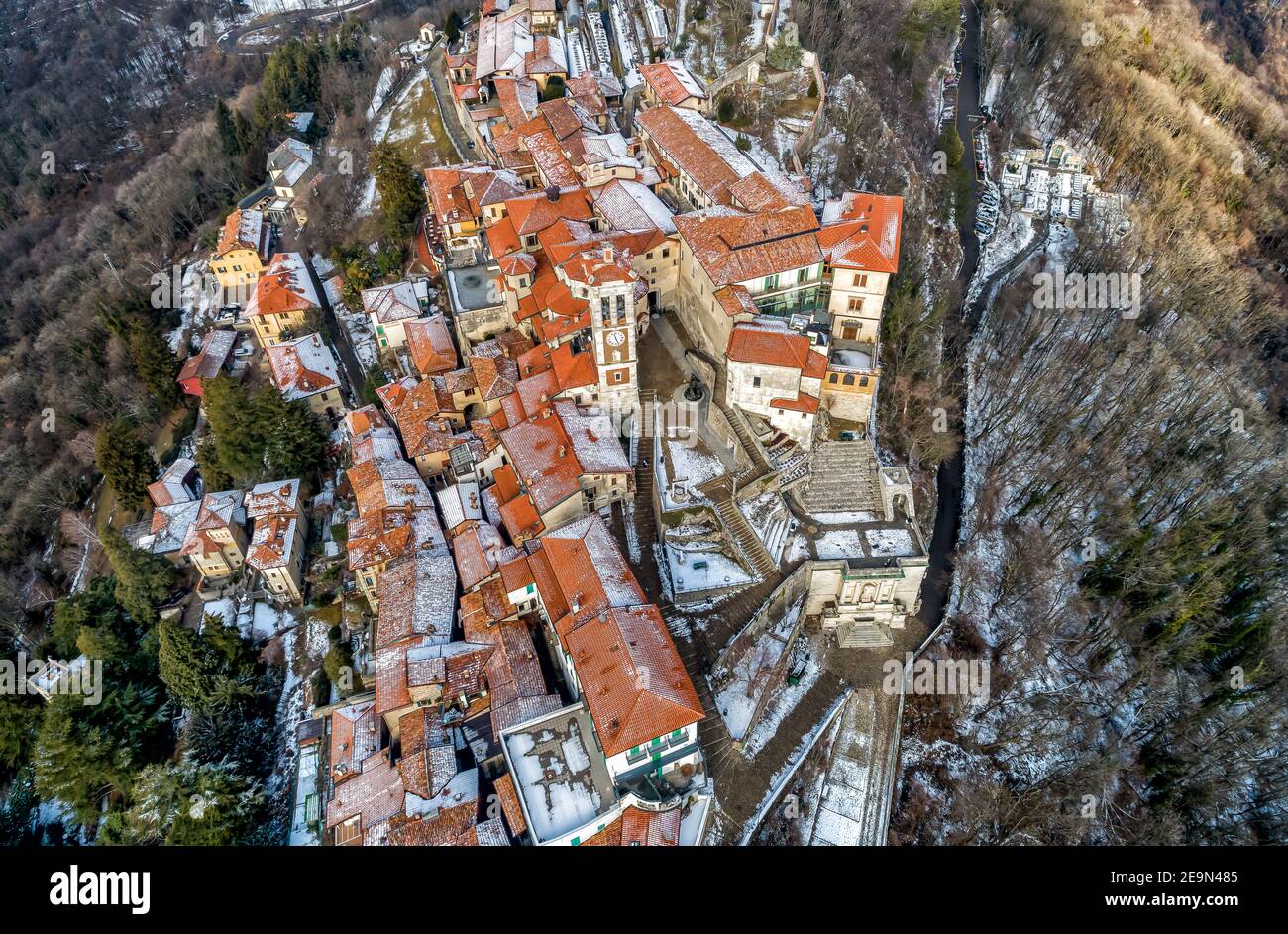 Vue aérienne du Mont Sacro de Varèse, est un Mont Sacré est un lieu de pèlerinage historique et patrimoine mondial de l'UNESCO, Varèse, Lombardie, Italie Banque D'Images