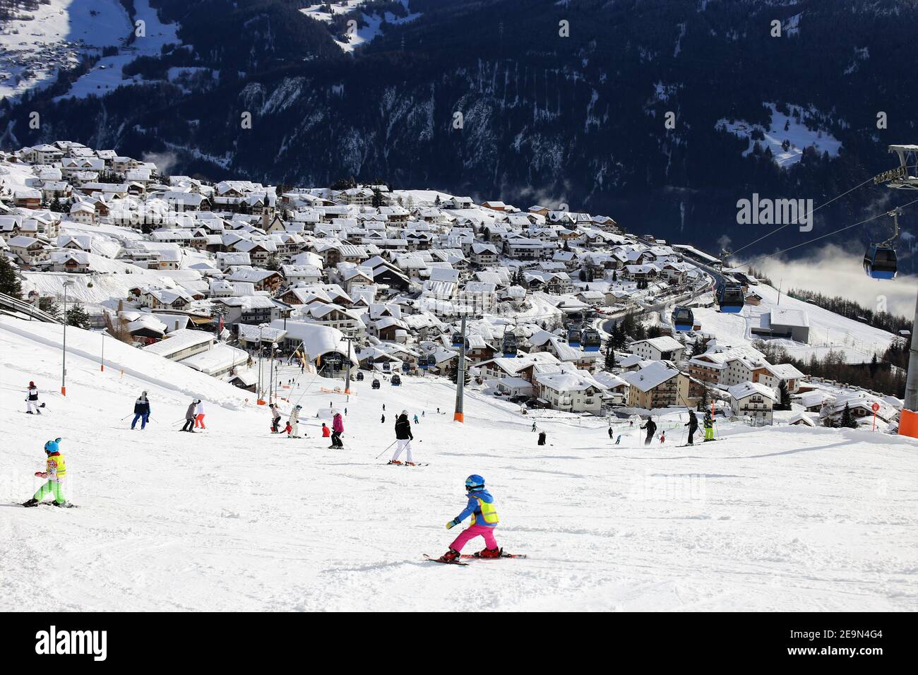 La station de ski de Serfaus, Fiss, Ladis à l'hiver 2018. Le village en arrière-plan est Fiss (Tirol, Autriche) Banque D'Images