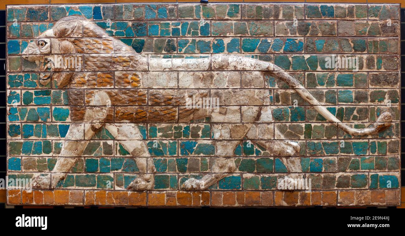 ISTANBUL, TURQUIE - 16 MARS 2014 : Lion sur mosaïque babylonienne, fragment de la porte Ishtar à Istanbul, Turquie, fusion de plusieurs photos Banque D'Images