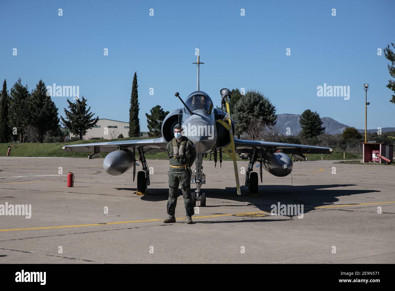 Athènes, Grèce. 4 février 2021. Un pilote grec est photographié à côté d'un avion de chasse Mirage 2000-5 à la base aérienne de Tanagra, dans le nord d'Athènes, Grèce, le 4 février 2021. Quatre avions de chasse Rafale de l'armée de l'air française sont arrivés à la base aérienne de Tanagra pour participer à l'exercice 'kyros 2021' avec la Grèce de mardi à vendredi. Credit: Lefteris Partsalis/Xinhua/Alamy Live News Banque D'Images