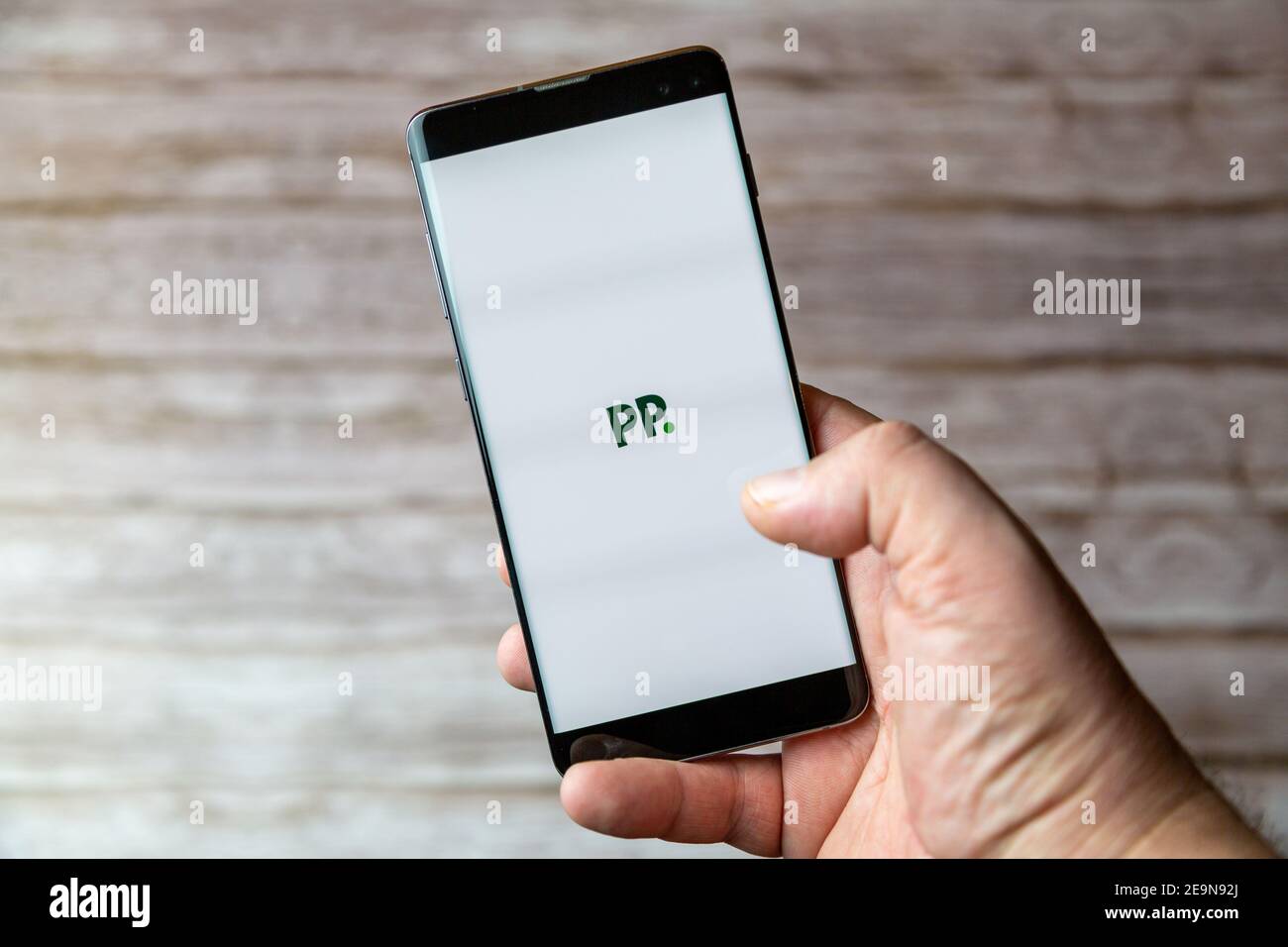 Un téléphone portable ou mobile en cours d'utilisation affichant le L'application de pari paddy Power est ouverte à l'écran Banque D'Images