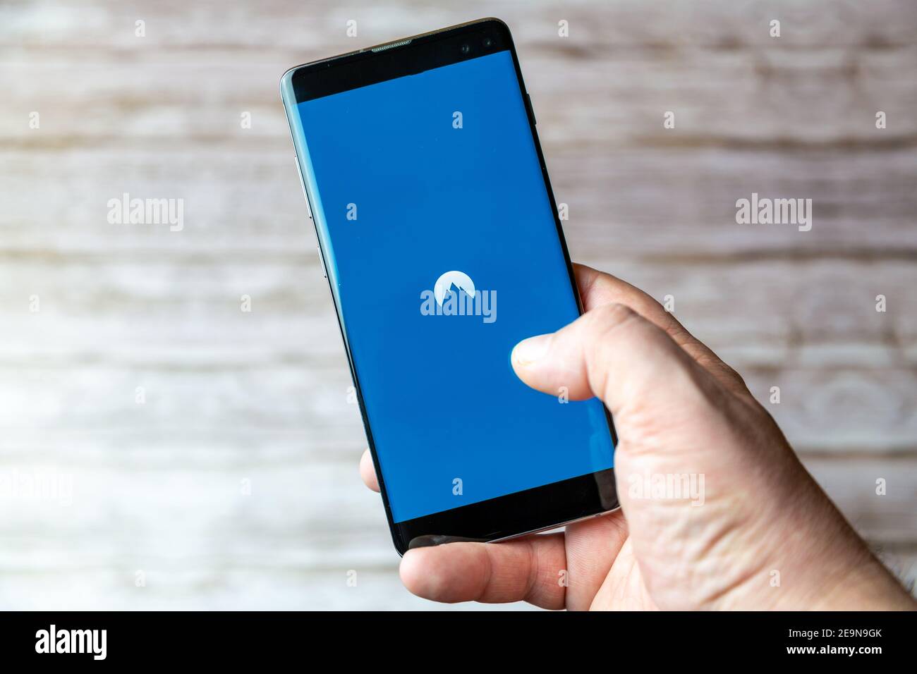 Un téléphone portable ou mobile en cours d'utilisation affichant le L'application Nord VPN est ouverte à l'écran Banque D'Images