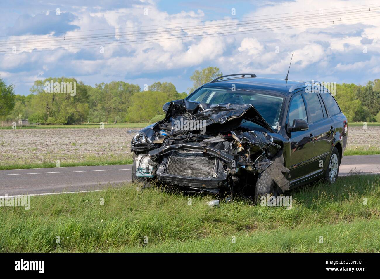 Une voiture après un accident grave Banque D'Images