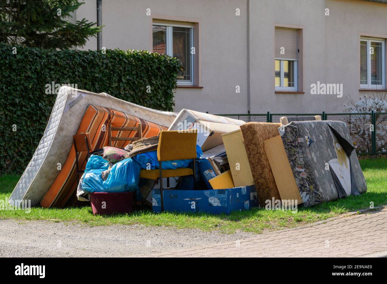 Déchets volumineux sur le bord de la route Banque D'Images