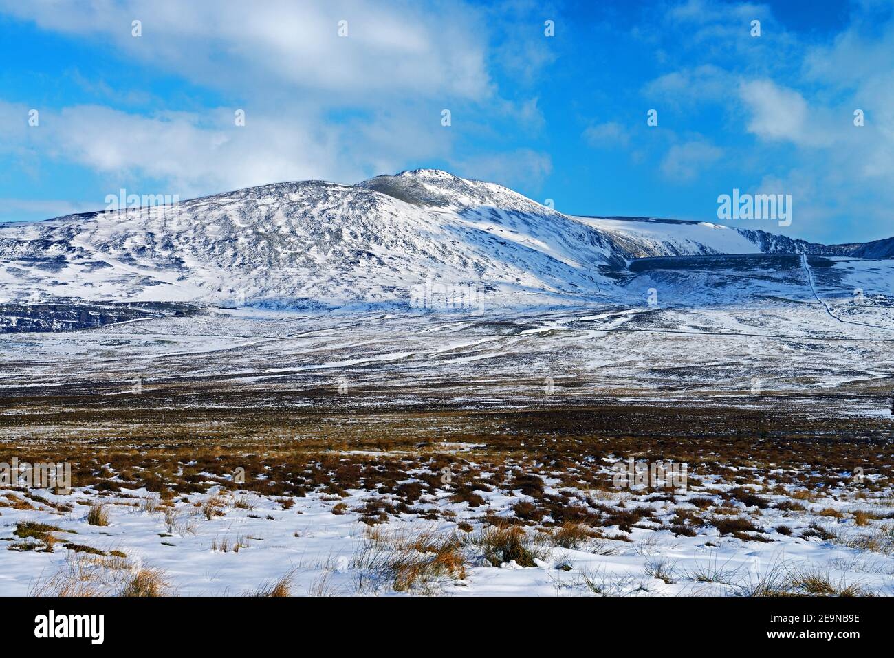 Carnedd y Filiast est une montagne de Snowdonia où elle fait partie de la chaîne de montagnes de Glyderau. Il est à côté du réservoir Marchlyn Mawr. Banque D'Images