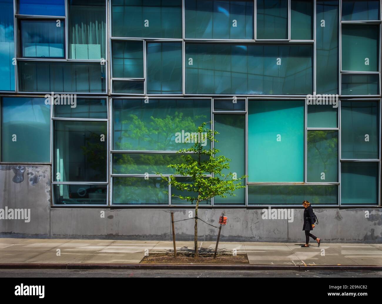 New York City, États-Unis, mai 2019, piéton passant par le bâtiment 100 Elevth Avenue, une tour résidentielle de 23 étages Banque D'Images
