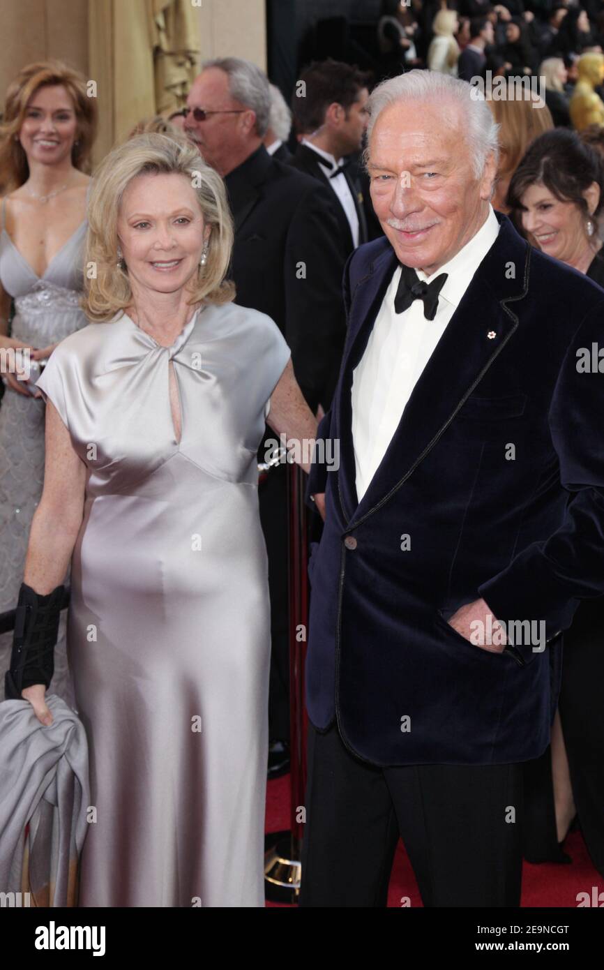 Le 26 février 2012 - Hollywood, Californie, États-Unis - acteur de soutien prête-nom Christopher PLUMMER et de la femme, Elaine Taylor, arrivent sur le tapis rouge à la 84e Academy Awards, les Oscars, à l'Hollywood & Highland Center. (Crédit Image : © Lisa O'Connor/ZUMAPRESS.com) Banque D'Images