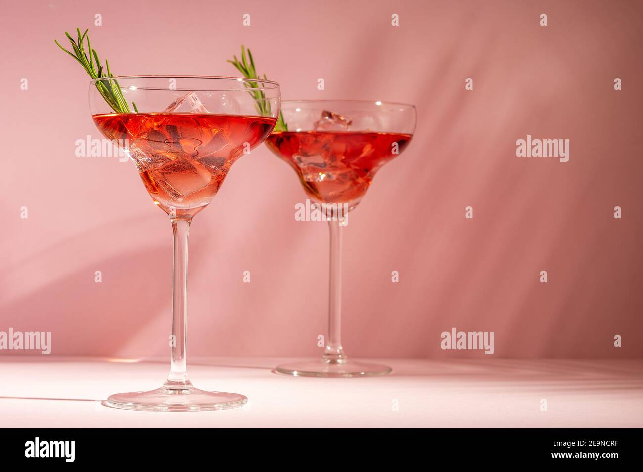 Cocktail rafraîchissant au romarin dans un verre sur fond lumineux. Concept de fête d'été. Banque D'Images