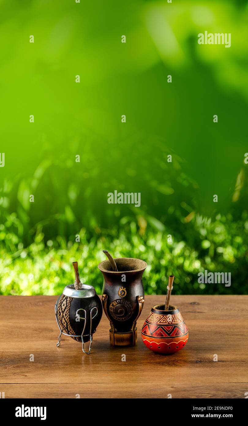 Trois copains traditionnels faits de calabas sur une table en bois à l'extérieur. Culture de l'amérique du Sud. Copier l'espace pour la conception. Format vertical. Banque D'Images