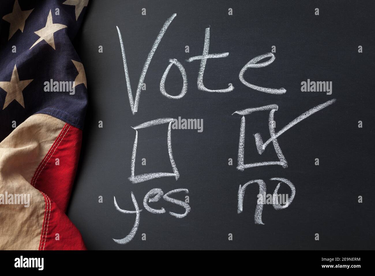 Voter signe avec aucune case à cocher sélectionnée manuscrite sur un tableau de surveillance Bordé d'un drapeau américain d'époque Banque D'Images
