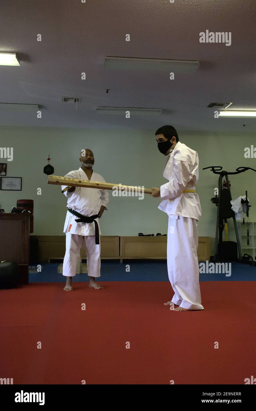 Cette photo d'action est de mon fils et de ses camarades de classe dans une classe de karaté. Karate est un sport physiquement et mentalement stimulant qui renforce l'agilité. Banque D'Images