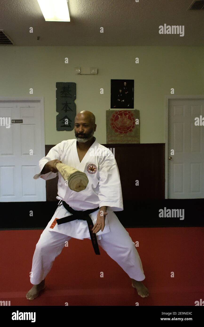 Cette photo d'action est de mon fils et de ses camarades de classe dans une classe de karaté. Karate est un sport physiquement et mentalement stimulant qui renforce l'agilité. Banque D'Images