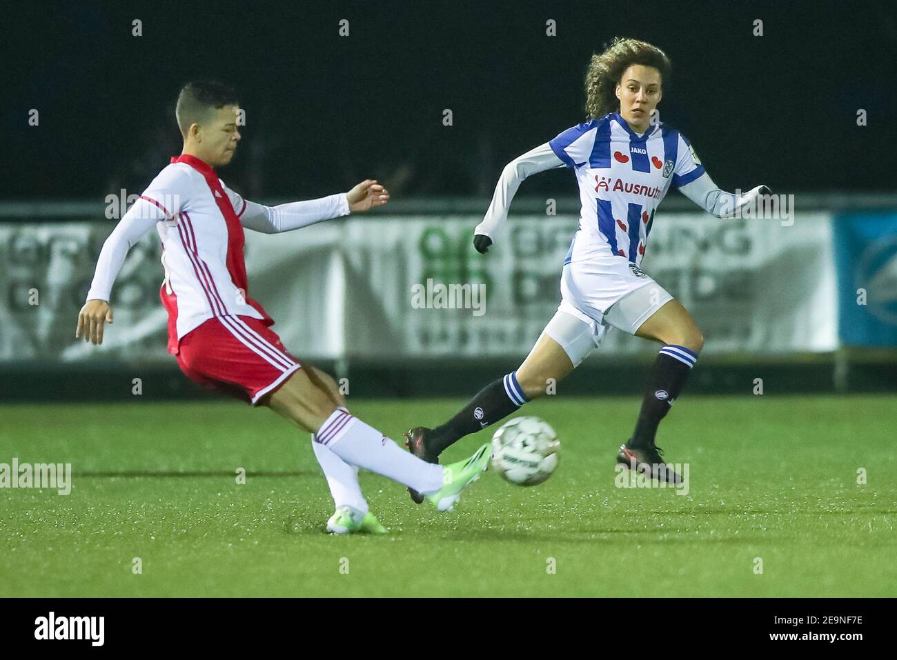 NIEUWEHORNE, PAYS-BAS - FÉVRIER 5: L-R Samantha van Diemen of Ajax, Zoi van der Ven de SC Heerenveen pendant le match Womens TOTO KNVB Beker entre SC Heerenveen et Ajax au Sportpark Nieuwehorne le 5 février 2021 à Nieuwehorne, pays-Bas (photo de Wouder de Pieter/Orange) Banque D'Images