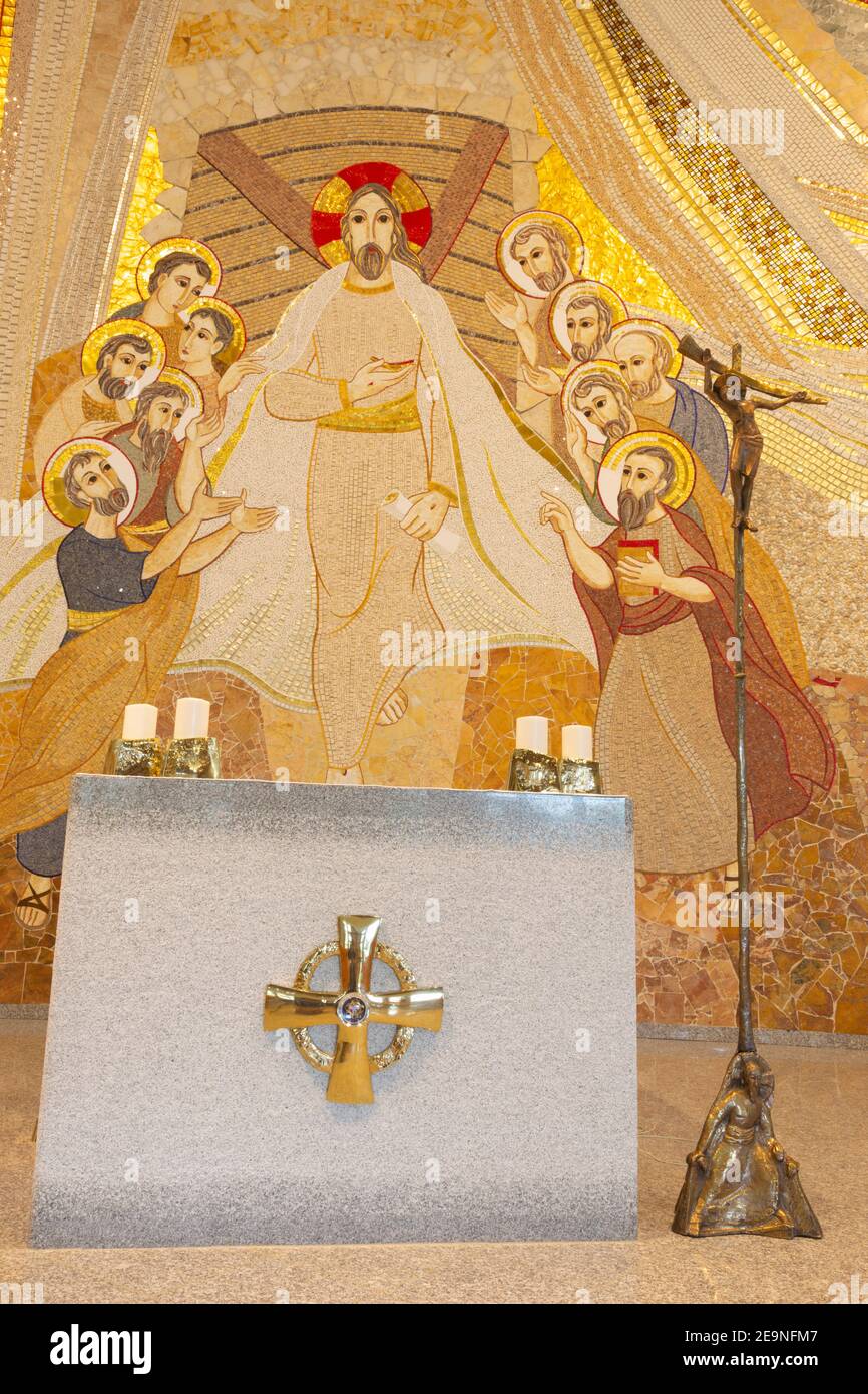 BRATISLAVA , SLOVAQUIE - 1er OCTOBRE 2014  la mosaïque du Christ ressuscité parmi les apôtres de la cathédrale Saint-Sébastien Banque D'Images