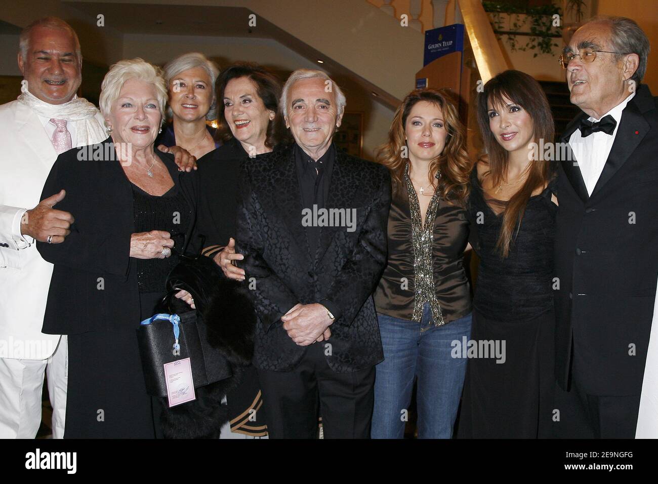 Jean-Claude Brialy, Line Renaud, Charles Aznavour, Isabelle Boulay, Helene  Segara, Michel Legrand et Nana Mouskouri posent à la suite du concert de  Charles Aznavour à Erevan, Arménie, le 30 septembre 2006. Photo