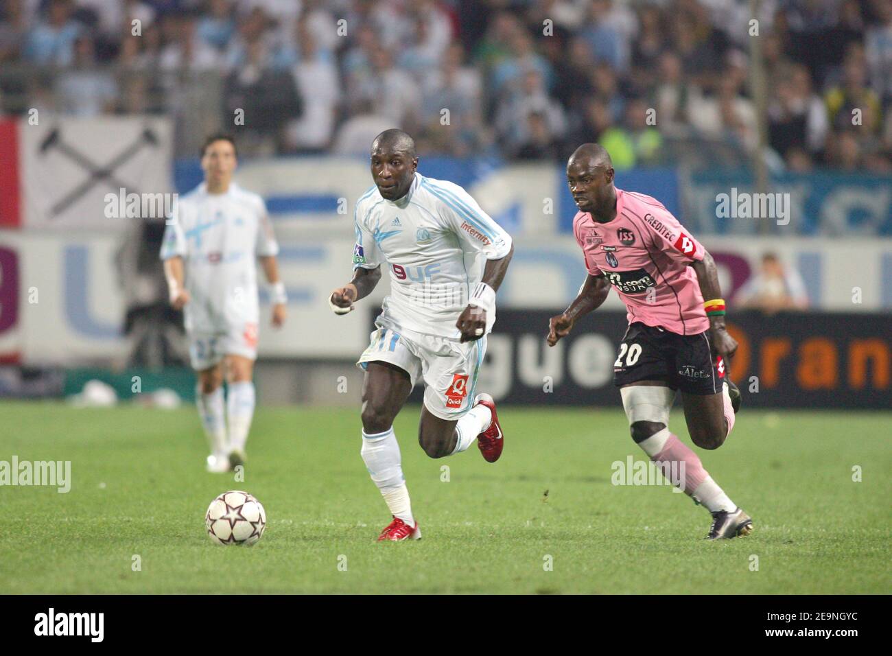 Le Mamadou Niang d'OM en action lors de son match de football de la Ligue française 1, Olympique de Marseille contre le Club de football de Toulouse au stade Velodrome de Marseille, France, le 1er octobre 2006. Marselle a gagné 3-0. Photo de Manuel Blondeau/Cameleon/ABACAPRESS.COM Banque D'Images