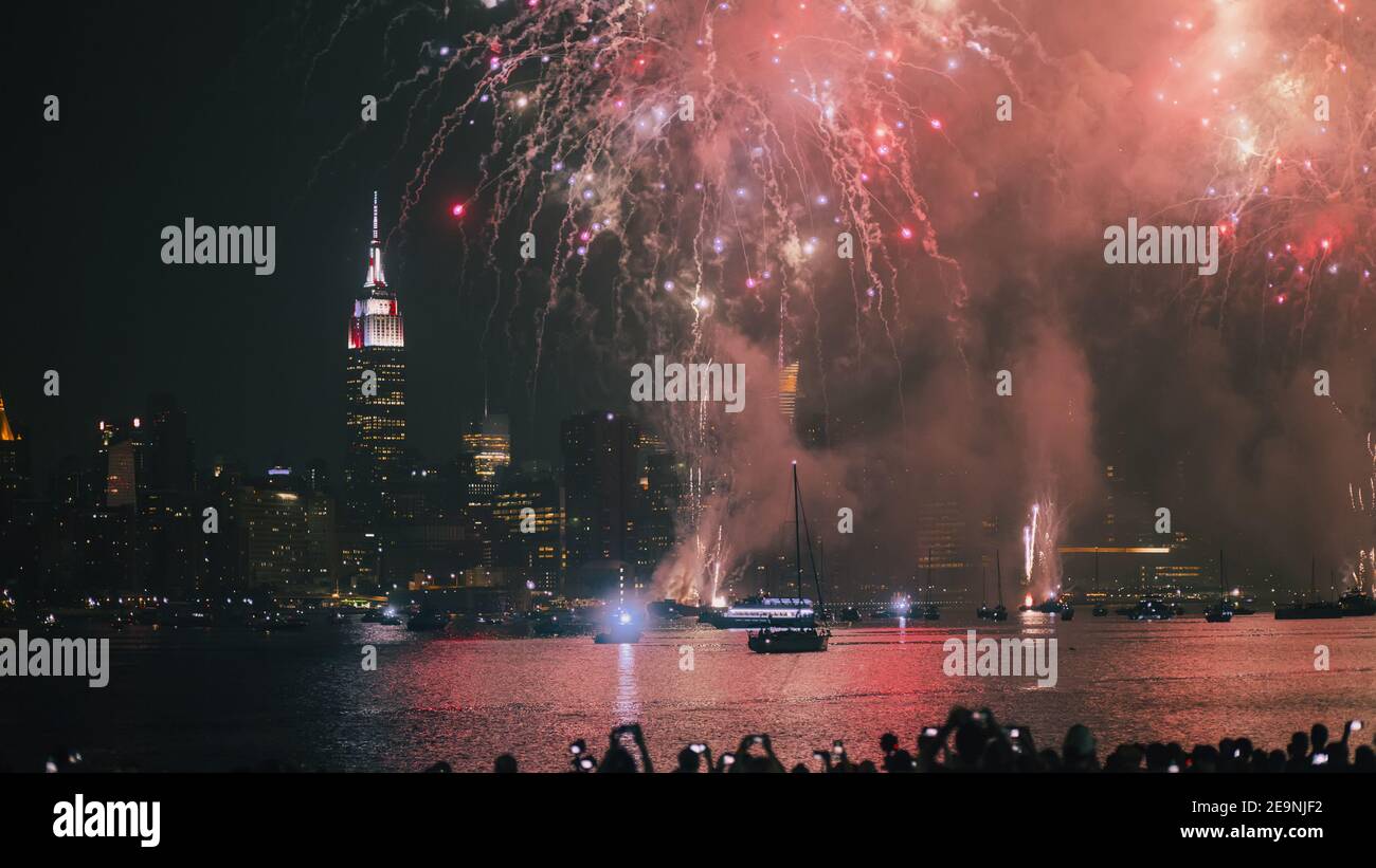 Vue sur les feux d'artifice rouges au-dessus de Manhattan dans le ciel nocturne Banque D'Images
