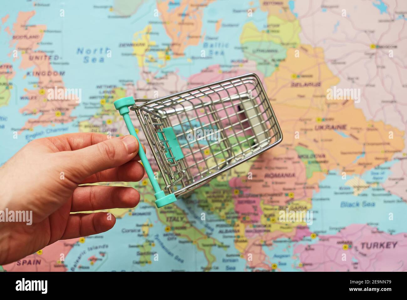 Vider le panier sur la carte de l'Europe. Banque D'Images