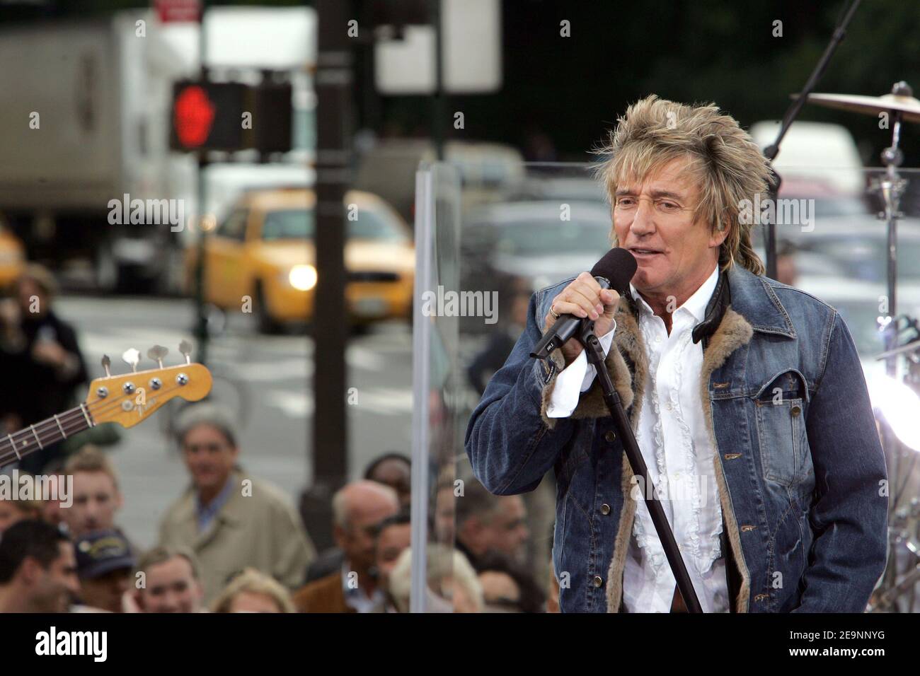 La chanteuse britannique Rod Stewart se produit en direct sur le spectacle « The Early Show » de CBS diffusé depuis la Plaza, sur la 59ème rue à New York City, NY, États-Unis, le 6 octobre 2006. Photo de Charles Guerin/ABACAPRESS.COM Banque D'Images