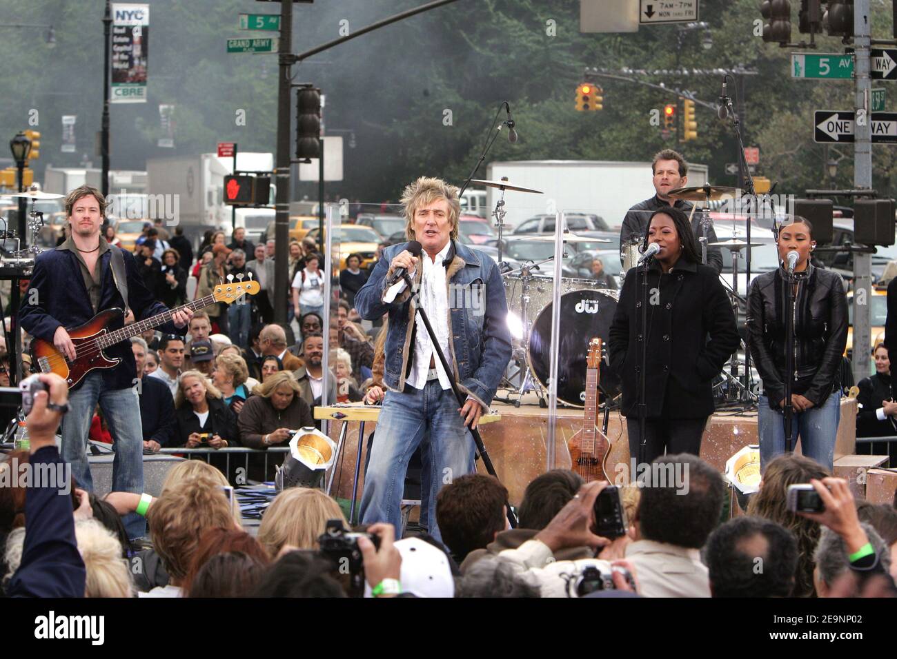 La chanteuse britannique Rod Stewart se produit en direct sur le spectacle « The Early Show » de CBS diffusé depuis la Plaza, sur la 59ème rue à New York City, NY, États-Unis, le 6 octobre 2006. Photo de Charles Guerin/ABACAPRESS.COM Banque D'Images