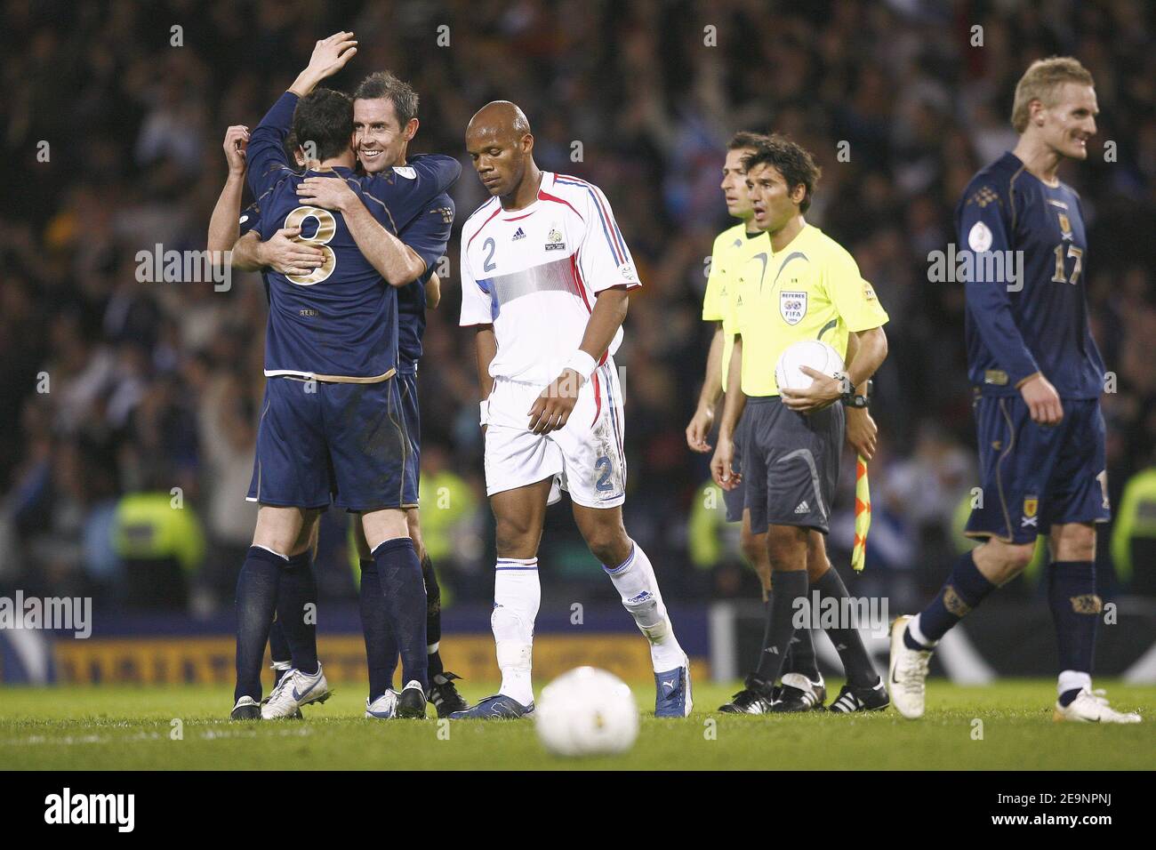 Alain Boumsong a été abattu en France et les joueurs écossais célèbrent leur victoire lors du match de qualification de la coupe d'Europe de l'UEFA B 2008 Ecosse contre France au parc Hampden de Glasgow, Royaume-Uni, le 7 octobre 2006. L'Ecosse a gagné 1-0. Photo de Christian Liewig/ABACAPRESS.COM Banque D'Images