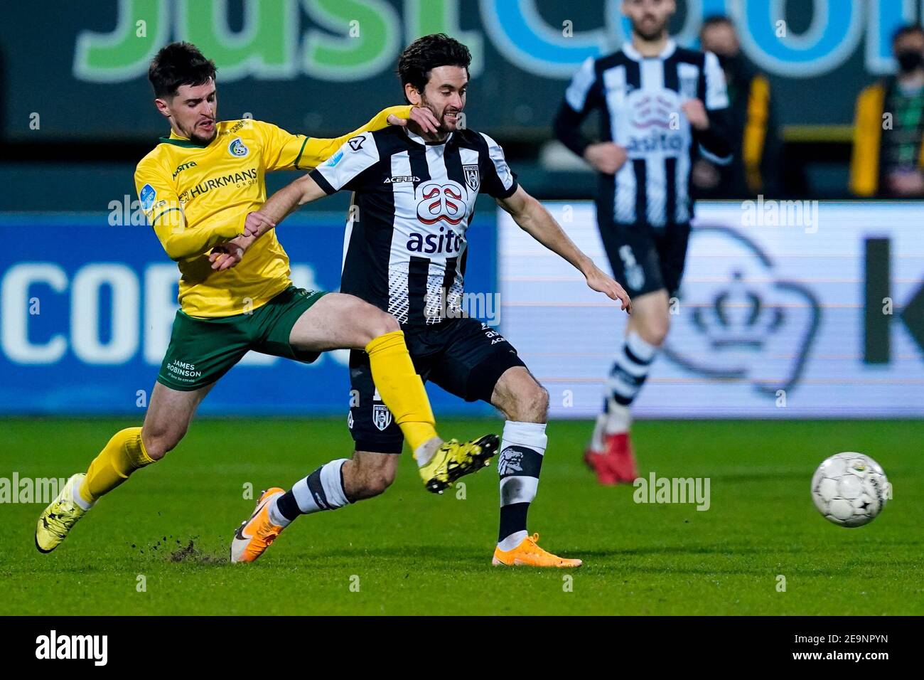 SITTARD, PAYS-BAS - FÉVRIER 5 : George Cox de Fortuna Sittard, Luca de la Torre des Heracles Almelo pendant le match néerlandais Eredivisie entre Fortuna Sittard et Heracles Almelo au stade Fortuna Sittard le 5 février 2021 à Sittard, pays-Bas (photo de Geert van Erven/Orange PicturesAlamy Live News) Banque D'Images